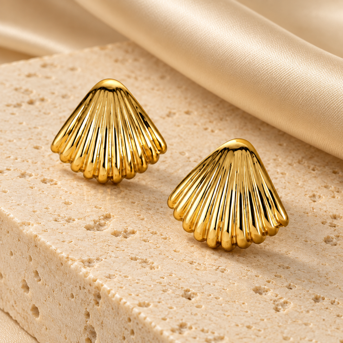 Boucles d’Oreilles Coquillage Dorées — Éclat Impérial