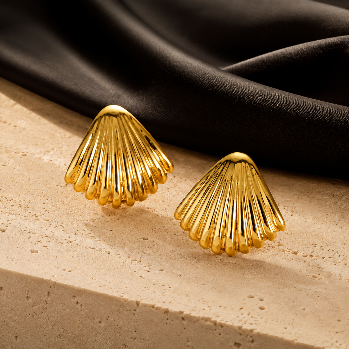 Boucles d’Oreilles Coquillage Dorées — Éclat Impérial